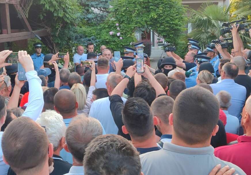 (VIDEO) NAKON VIŠEČASOVNOG PRETRESA Policija izvela Milana Miličevića iz kuće