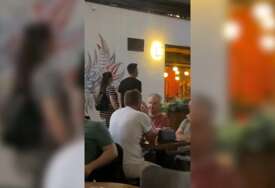 (VIDEO) STOMAK DO ZUBA Milan Vasić sa 18 godina mlađom suprugom držeći se za ruke šeta Beogradom