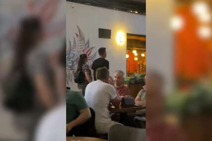 (VIDEO) STOMAK DO ZUBA Milan Vasić sa 18 godina mlađom suprugom držeći se za ruke šeta Beogradom