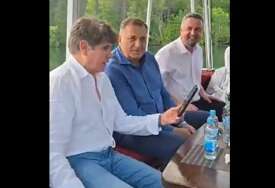 (VIDEO) Dodik i Rod Blagojević ZAPJEVALI NA BARCI: Orilo se "Tamo daleko", gost iz Amerike stihove pjesme PRATIO NA TELEFONU