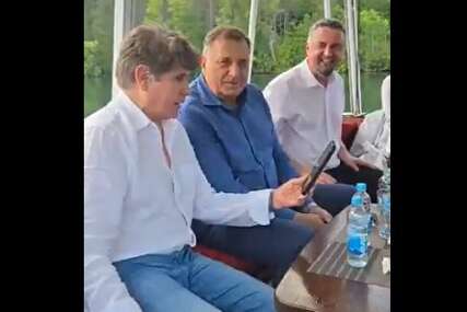 (VIDEO) Dodik i Rod Blagojević ZAPJEVALI NA BARCI: Orilo se "Tamo daleko", gost iz Amerike stihove pjesme PRATIO NA TELEFONU