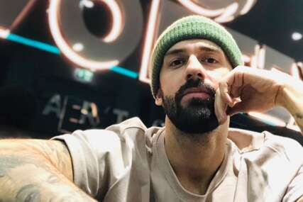 (VIDEO, FOTO) KOMŠIJA MU NIKOLA ĐURIČKO Banjalučanin Miroslav Pavlović pokorio Holivud, tetovira vrhunske sportiste i holivudske face