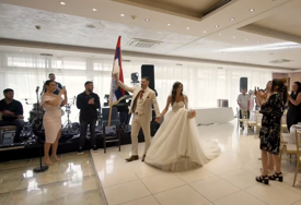 (VIDEO) Emotivan ulazak mladenaca: Zastava Republike Srpske i pjesma "Srpkinja je mene majka rodila" oduševili goste