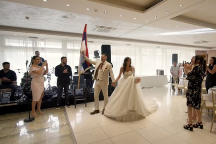 (VIDEO) Emotivan ulazak mladenaca: Zastava Republike Srpske i pjesma "Srpkinja je mene majka rodila" oduševili goste