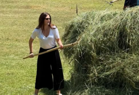 (FOTO) GLUMICA SKUPLJA SIJENO Nina Janković pokazala gdje se sklonila od gradske vreve i otkrila djelić svog porodičnog raja