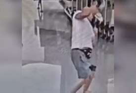 (UZNEMIRUJUĆI VIDEO) Bacio ga na pod SVOM SNAGOM, dječak U KOMI: Turista na aerodromu NAPAO DIJETE (2) iz Irana