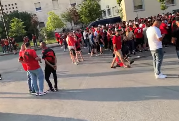 (VIDEO) ATMOSFERA U TIRANI Navijači pristižu, novinar pod budnim pogledima, policije malo