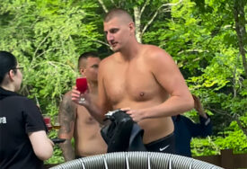 (VIDEO) "Briga ga za sve" Nikola Jokić uživa na Tari, s pićem u ruci krenuo na rafting