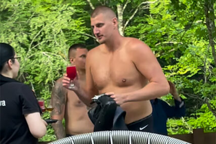 (VIDEO) "Briga ga za sve" Nikola Jokić uživa na Tari, s pićem u ruci krenuo na rafting