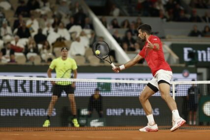 (VIDEO) Igra kao u NAJBOLJIM DANIMA: Đoković melje Zvereva, dobio 5 uzastopnih gemova za 2:1