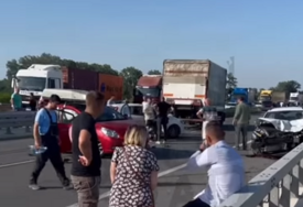 (VIDEO) POVRIJEĐENA TRUDNICA I DIJETE Prvi snimci stravičnog udesa, dijelovi vozila rasuti svuda