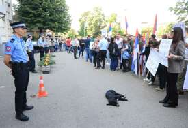(FOTO) “Gdje su računi vlasti” U toku protest podrške Milanu Miličeviću, okupljeni ne štede predsjednika Srpske