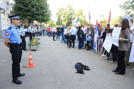 (FOTO) “Gdje su računi vlasti” U toku protest podrške Milanu Miličeviću, okupljeni ne štede predsjednika Srpske