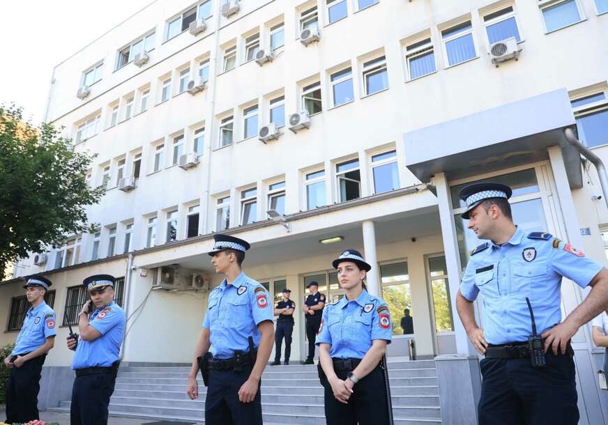 Okupljeni pred Okružnim sudom u Banjaluci zahtijevaju slobodu: Počelo ročište Milanu Miličeviću, KAKAV ĆE BITI ISHOD