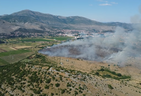 (VIDEO) Dramatično stanje u Trebinju: Veliki požar prijeti kućama, put prema Dubrovniku zaustvaljen zbog gustog dima