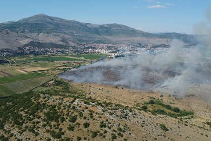 (VIDEO) Dramatično stanje u Trebinju: Veliki požar prijeti kućama, put prema Dubrovniku zaustvaljen zbog gustog dima
