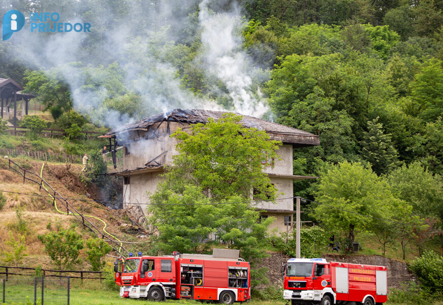 (FOTO) Krov potpuno izgorio: Izbio POŽAR NA PORODIČNOJ KUĆI kod Prijedora