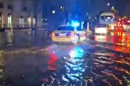 (VIDEO) SNIMAK KOJI JE NASMIJAO SVIJET Pariska policija uradila nešto što niko nije očekivao USRED POPLAVE, a glavna Selin Dion
