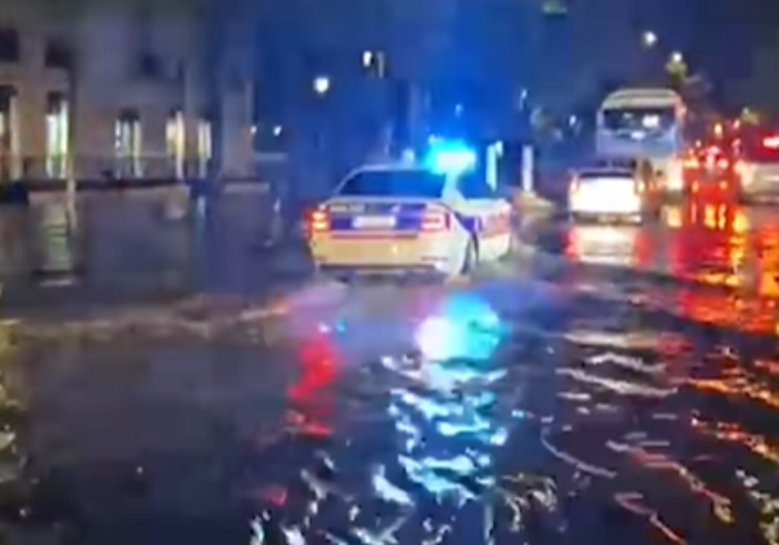 (VIDEO) SNIMAK KOJI JE NASMIJAO SVIJET Pariska policija uradila nešto što niko nije očekivao USRED POPLAVE, a glavna Selin Dion