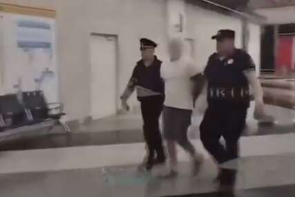 (UZNEMIRUJUĆI VIDEO) Scene strave i užasa u Moskvi: Turista na aerodromu napao mališana od godinu i po, dječak OSTAO U KOMI