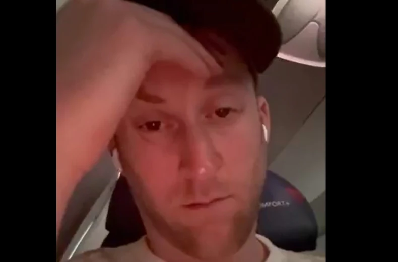 Smeta mu plač bebe u avionu