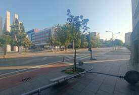 (FOTO) KO JE SRUŠIO STUB? Rasvjeta oborena u centru Banjaluke, oštećen i semafor