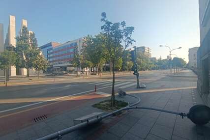 (FOTO) KO JE SRUŠIO STUB? Rasvjeta oborena u centru Banjaluke, oštećen i semafor