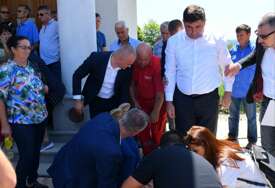 (FOTO) DRAMA NA DUGOJ NJIVI Djevojka se onesvijestila dok je Dodik držao govor, doktori iz SDS odmah reagovali