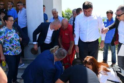 (FOTO) DRAMA NA DUGOJ NJIVI Djevojka se onesvijestila dok je Dodik držao govor, doktori iz SDS odmah reagovali