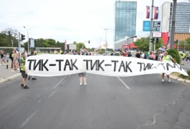(FOTO) "Bolesnici su spremni na sve" Studenti u blokadi upozorili da se uklone kamenice kod Hrama Svetog Save