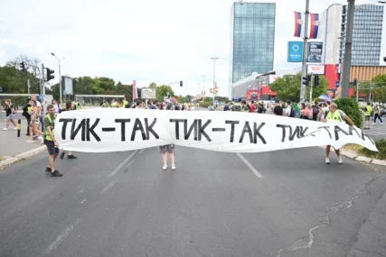 (FOTO) "Bolesnici su spremni na sve" Studenti u blokadi upozorili da se uklone kamenice kod Hrama Svetog Save