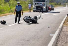(FOTO) Saobraćajka na putu Prijedor-Novi Grad: U sudaru motocikla i traktora povrijeđena jedna osoba