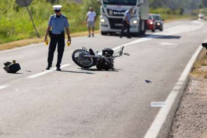 (FOTO) Saobraćajka na putu Prijedor-Novi Grad: U sudaru motocikla i traktora povrijeđena jedna osoba