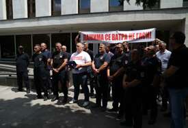 (FOTO) "Zar da vatrogasci spsavaju živote za minimnalac i da kreče kuće da bi preživjeli" Zbog novog zakona spasioci izašli na ulicu