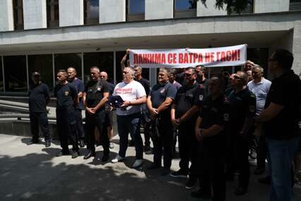 (FOTO) "Zar da vatrogasci spsavaju živote za minimnalac i da kreče kuće da bi preživjeli" Zbog novog zakona spasioci izašli na ulicu