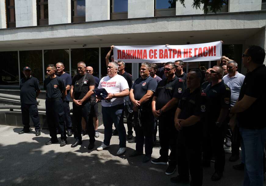 Sindikalci ispred Narodne skupštine RS