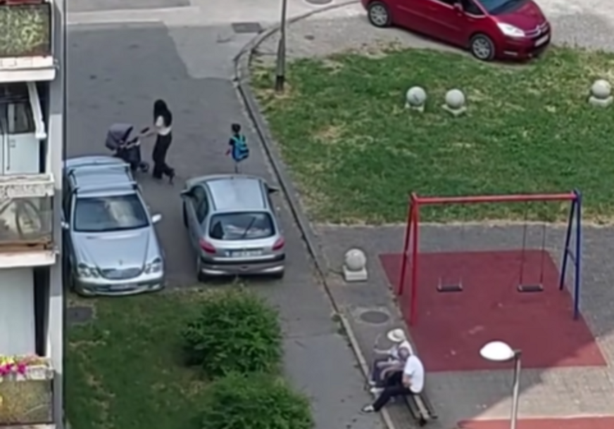 (VIDEO) BANJALUČKI KLASIK Auto u Boriku već 3 dana nepropisno parkiran, građanima preostaje da idu U RIKVERC