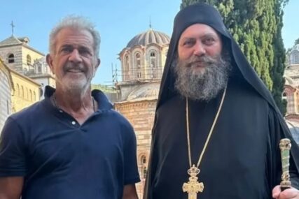 (FOTO) Slavni glumac čeka Vidovdan u Hilandaru: Oskarovac na Svetoj Gori sa igumanom Metodijem, iz manastira poslali poruku