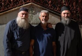 (FOTO) Slavni glumac čeka Vidovdan u Hilandaru: Oskarovac na Svetoj Gori sa igumanom Metodijem, iz manastira poslali poruku