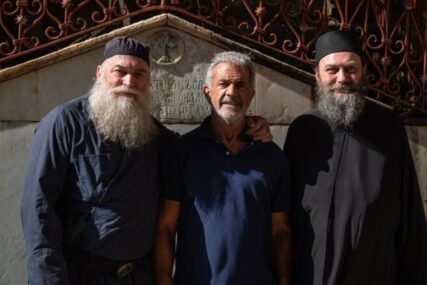 (FOTO) Slavni glumac čeka Vidovdan u Hilandaru: Oskarovac na Svetoj Gori sa igumanom Metodijem, iz manastira poslali poruku