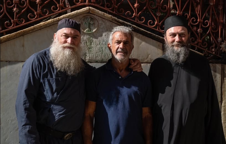 (FOTO) Slavni glumac čeka Vidovdan u Hilandaru: Oskarovac na Svetoj Gori sa igumanom Metodijem, iz manastira poslali poruku