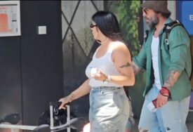 (VIDEO) Ona BEZ ŠMINKE, a on se KRIJE ispod šešira: Seka Aleksić i Veljko otputovali sa sinovima na odmor