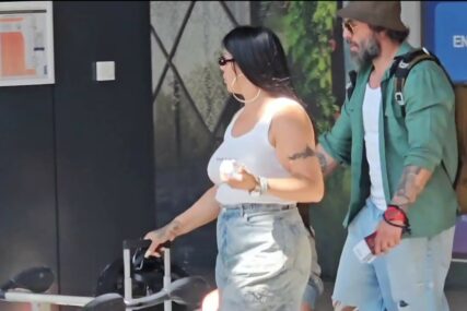 (VIDEO) Ona BEZ ŠMINKE, a on se KRIJE ispod šešira: Seka Aleksić i Veljko otputovali sa sinovima na odmor
