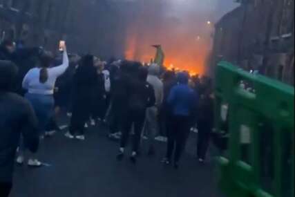 (FOTO, VIDEO) Gori Sjeverna Irska, žestoki sukobi na ulicama: Policija ispaljivala vodene topove, demonstranti bacali vatromet