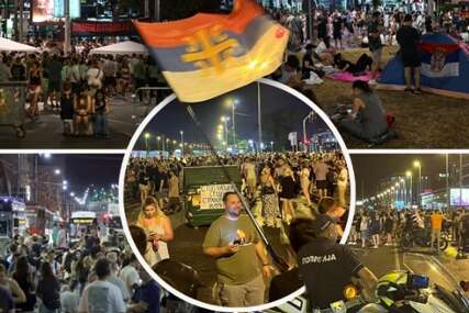 (VIDEO, FOTO) BLOKADE ULICA I SAOBRAĆAJNICA Burna noć u Beogradu i Novom Sadu, po putu šatori i kontejneri, prostorije SNS GAĐANE KAMENJEM
