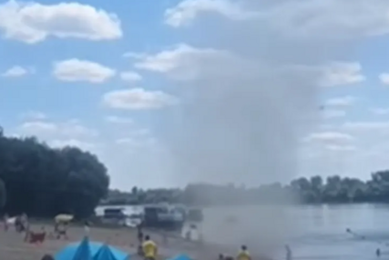 (VIDEO) TORNADO NA PLAŽI U SRBIJI Vrtlog baca peškire i sve što mu je na putu, spasioci na terenu