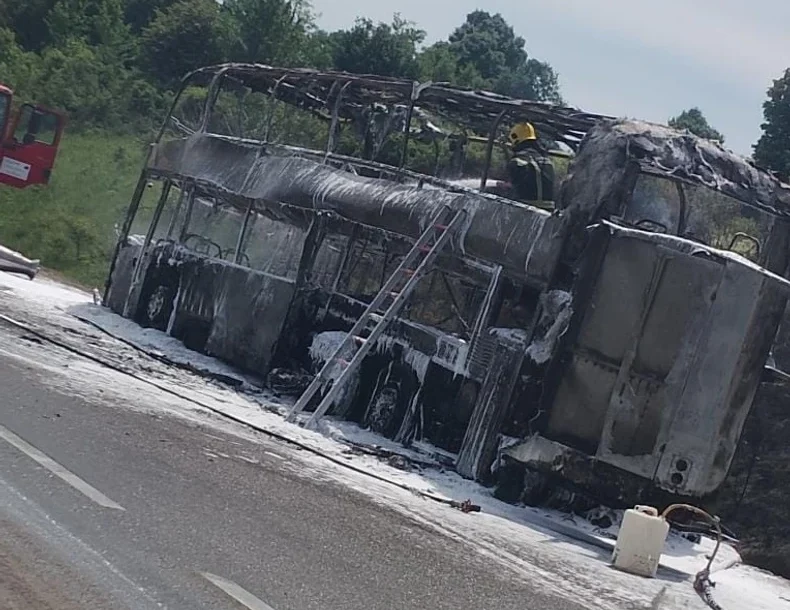 (FOTO, VIDEO) Pukom srećom izbjegnuta tragedija: Đački autobus TOTALNO IZGORIO, učenici krenuli na ekskurziju, a onda je buknula vatra