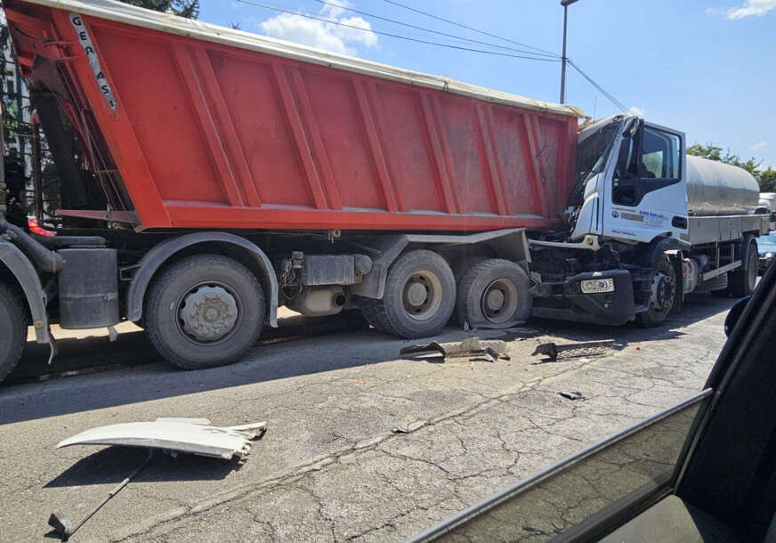 (FOTO) Udes kod Zvornika: Sudarila se 2 KAMIONA, jedna osoba zadržana u BOLNICI