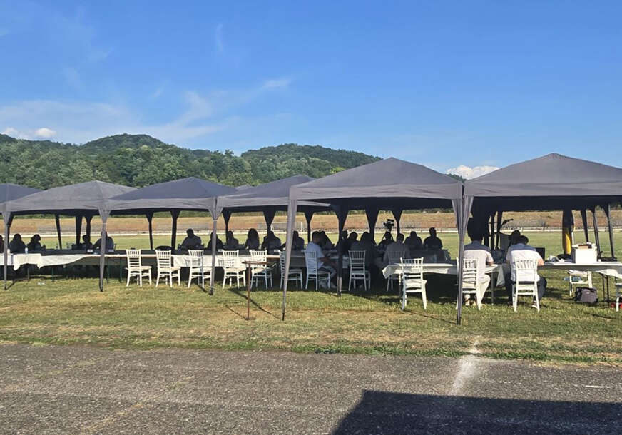 Skupština grada Teslić na stadionu