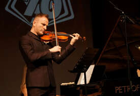 ODUŠEVIO PUBLIKU Violinista Stefan Milenković održao koncert povodom jubileja prijedorske Muzičke škole